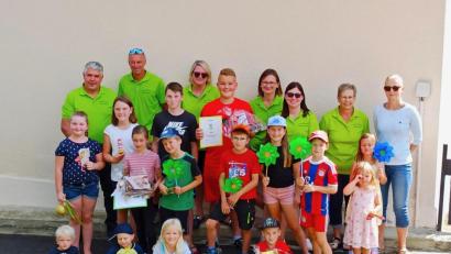 Bild: Sybille Peter/exb
Die Kinder freuten sich bei der Prämierung der Gemüseaktion über kleine Preise.