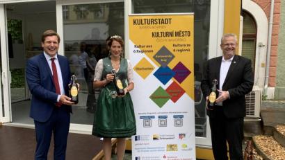 Bild: eib
Oberbürgermeister Andreas Feller ist stolz auf die Idee, den Staffelstab der Kulturstadt von Schwandorf an Wunsiedel mit Bier weiterzugeben. Das Bier wurde extra von jungen Brauern in Schwandorf mit Pilsner Zutaten gebraut, in den Felsenkellern gereift, von der Brauerei Jakob abgefüllt und von der bayerischen Bierkönigen Sarah Jäger übergeben.