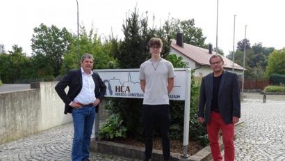 Bild: Stefan Hüttl/exb
Schulleiter Oberstudiendirektor Meyer und Oberstufenkoordinator Studiendirektor Meidenbauer gratulieren Philipp Erhardt zur Aufnahme in das Elitenetzwerk Bayern.