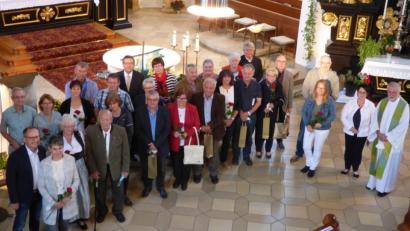 Bild: mng
In guten und in schlechten Zeiten: 14 Jubelpaare blicken auf viele gemeinsame Jahre zurück. Auf Einladung der Pfarrei Sankt Georg feierten sie ihren Festtag mit einem Dankgottesdienst, den Stadtpfarrer Edmund Prechtl zelebrierte.