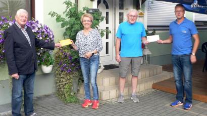 Bild: lep
Positiv wurde die Aktion „Dumba bewegt“ angenommen. Insgesamt wurden fast 10000 Kilometer geschafft. Peter Nürnberger (links) überreichte ein Dankeschön an Claudia Götz, als beste Läuferin. Stephan Schmidt (rechts) gratulierte Reinhold Schmidt als bester Radfahrer.