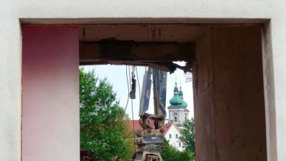 Bild: Jürgen Klein/exb
Durch eine Fensterhöhle des ehemaligen Altenheims an der Egerer Straße hat Jürgen Klein die Basilikatürme mit dem Greifarm eines Abbruchbaggers fotografiert. Ungewöhnlicher Blick auf die Basilika Waldsassen (Abbrucharbeiten Altenheim St. Maria)