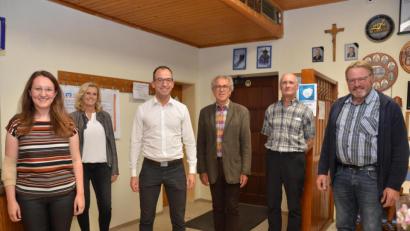 Bild: doj
Florian Meißner (Dritter von links) führt den CSU Ortsverband Oberlind mit Hans Bayerl (rechts), Paula Herrmann (links) und Gerhard Beierl (Zweiter von rechts) an. Andrea Lang (Zweite von links) und Dritter Bürgermeister Alfons Raab (Dritter von rechts) gratulieren.