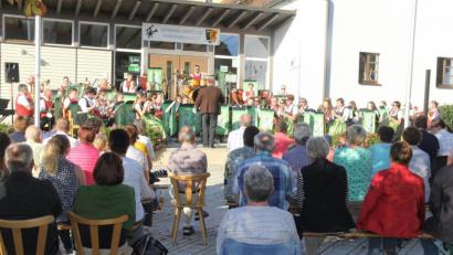 Bild: ral
Die Jugendblaskapelle gab ein Standkonzert