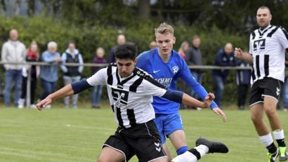 Bild: Hubert Ziegler
Der zweifache Kümmersbrucker Torschütze Gökay Dogan (vorne) verwandelt unhaltbar für den Ebermannsdorfer Torhüter Christopher Jäger zum 2:1. Der Ebermannsdorfer Aaron Preischl (Mitte) kann nicht mehr eingreifen, der Kümmersbrucker Spielertrainer Oktay Türksever (rechts) beobachtet die Szene.