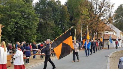 Bild: rha
Zehn Abordnungen von Kolpingsfamilien und KAB aus dem Bezirksverband Regensburg ziehen beim Bergfest mit ihren Bannern zum Freialtar.