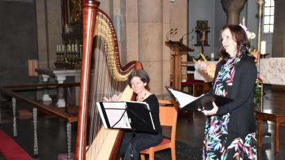 Bild: hcz
Sopranistin Dagmar Spannbauer und Veronika Miller-Wabra an der Harfe gestalten die vorletzte musikalische Mittagsandacht dieses Sommers in der Josefskirche.