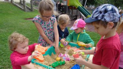Bild: Kinderhaus Dorfpiraten/exb
In den Tischen mit integrierter Spielwanne können die Kinder verschiedene Materialien kennenlernen.