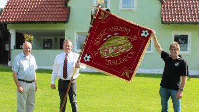 Bild: stg
Vorsitzender Christian Lukas und Fahnenträger Markus Schupfner dankten dem SV-Ehrenvorsitzenden Erwin Heindl (von rechts) für die Kostenübernahme bei der Sanierung der Vereinsfahne.