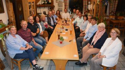 Bild: jr
Die Wiedersehensfreude war groß am Samstagabend, als der Schülerjahrgang 1970/71 im Gasthaus „Zum Tillenblick“ mit einem Klassentreffen gemeinsam 50. Geburtstag feierte. Unter die ehemaligen Schulkameraden mischten sich auch die ehemaligen Lehrerinnen Christa Söllner und Anita Köstler (von rechts).