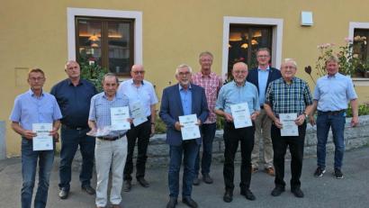 Bild: Kathrin Schwarz/exb 
Zahlreiche Verbandsräte schieden aus dem Zweckverband zur Wasserversorgung der Pretzabrucker Gruppe aus und wurden geehrt.