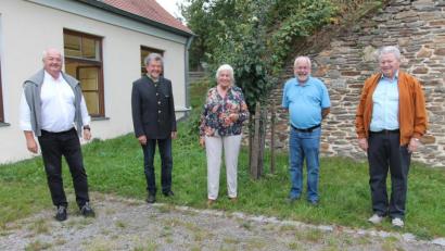 Bild: pi
Johann Walbrunn (Zweiter von links) und Erika Eichenseer (Mitte) stehen mit den bewährten Präsidiumsmitgliedern weiter an der Spitze der Franz-Xaver-von-Schönwerth-Gesellschaft.