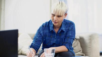 Bild: Christin Klose/dpa
Nützliche Indizien: Wer in Stellenanzeigen zwischen den Zeilen liest, kann mehr über den potenziellen neuen Arbeitgeber lernen.