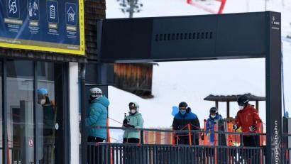 Bild: Helmut Fohringer/APA/dpa
Wintersportler stehen in Tirol mit Mund-Nasen-Schutz an einem Skilift Schlange.