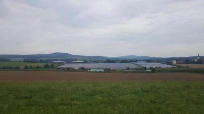 Bild: gi
Am südlichen Ortsrand von Moosbach soll neben den beiden bereits vorhandenen eine dritte Photovoltaikanlage entstehen.