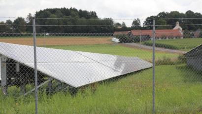 Bild: frd
Nahe des Stadtteils Hof (im Hintergrund) soll angrenzend an das Industriegebiet West (im Vordergrund) eine weitere Freiflächen-Photovoltaikanlage entstehen.
