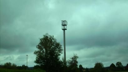 Bild: bjp
Der Mobilfunkmast steht und verheißt Funklochfreiheit und LTE-Internet ab Anfang 2022. Wohl erst ab 2023 wird Schwarzenbach auch an die Verlegung eines flächendeckenden Glasfaser-Festnetzes gehen können.