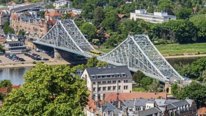 Bild: Robert Michael/dpa
Koloss aus Stahl: Die Loschwitzer Brücke über die Elbe in Dresden ist auch als „Blaues Wunder“ bekannt.