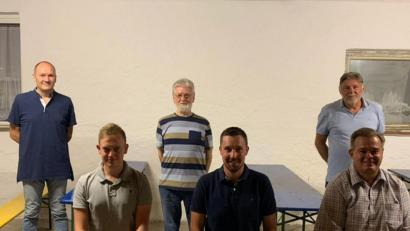 Bild: mvo
Neuwahlen beim Förderverein der SpVgg Wiesau: Hinten von links der bisherige Vorsitzende Manfred Vollath, Kassier Gerhard Bauer und Kassenprüfer Bernhard Siller; vorne von links der neue Schriftführer Sebastian Rosner, der neue Vorsitzende Dennis Lauton und Zweiter Vorsitzender Thomas Ehrenfriedt.