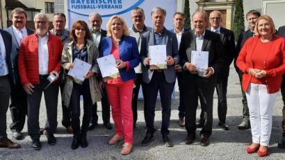 Bild: exb
Alle verdienten und ausgezeichneten Vereinsmitarbeiter des Fußballkreises Amberg/Weiden mit Vertretern des Bayerischen Fußball-Verbandes.