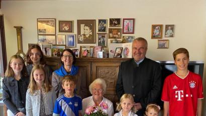 Bild: ral
Zusammen mit ihrer Familie und Bürgermeister Josef Deichl feierte die Jubilarin ihren 95. Geburtstag.