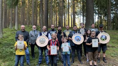 Bild: gmü
Stolz präsentieren die Könige ihre gewonnenen Scheiben und Urkunden. Links Bürgermeister Ludwig Biller und Schützenmeister Peter Nickl, rechts Sportlicher Leiter Georg Regn.