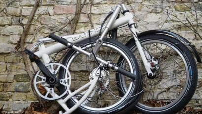 Bild:  Stefan Weißenborn/dpa
Das Bernds lässt sich nicht ganz so kompakt zusammenfalten wie Räder der Konkurrenz à la Brompton und Riese Müller – allein wegen der größeren Laufräder.