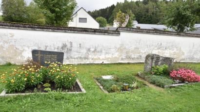 Bild: no
Blick auf einen Ausschnitt des Friedhofs in Götzendorf mit der sanierungsbedürftigen Mauer und den verrotteten Holzschindeln als Abschluss