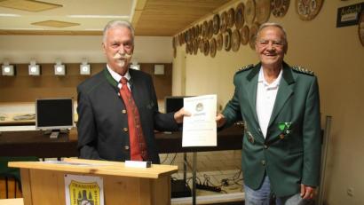 Bild: dl
OSB Präsident Franz Brunner ehrte Gauschützenmeister Manfred Muck (rechts) mit der Goldenen Verdienstauszeichnung.