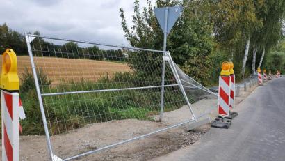 Bild: hmr
Auf der gesamten Länge umgeworfen worden ist der Bauzaun entlang des Bahndamms, mit dem der provisorische Gehweg abgetrennt wird.