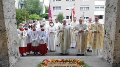 Bild: Kunz
Die Pfarrgemeinschaft Herz Jesu und St. Johannes breitet für ihren neuen Seelsorger Gottfried Schubach (Mitte) einen Teppich aus Blumen, Sand und Feldfrüchten aus.