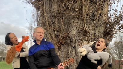 Bild: Dagmar Operskalski/exb
So ein Remmidemmi: Eichhörnchen und Esel laden zum Sitzkissenkonzert ein.