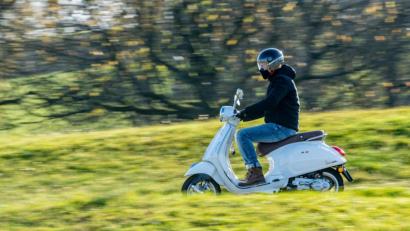 Symbolbild: Armin Weigel/dpa
Ein 16-jähriger Rollerfahrer hatte den Auspuff an seinem Roller laut Polizei so manipuliert, dass das Geräuschverhalten nachteilig verändert wurde.