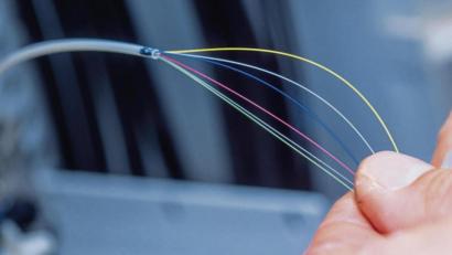 Bild: Jens Büttner/dpa
Unscheinbare Leitung mit viel Potenzial: Per Glasfaser bekommt man aktuell bis zu 1 Gigabit pro Sekunde ins Haus.