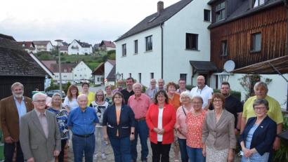 Bild: bnr
Die Gewerkschaft Verdi ehrte 65 Jubilare für ihre langjährige Mitgliedschaft. Nicht alle konnten an der Ehrung persönlich teilnehmen. Zu den Gratulanten gehörte auch Bundestagsabgeordnete Marianne Schieder (vorne Mitte).