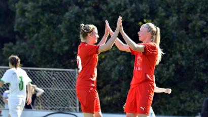 Archivbild: Hubert Ziegler
Nach dem Heimsieg gegen Greuther Fürth (Bild) gewann der TSV Theuern (im Bild links Anna Vogl und rechts Anne Wagner) auch seine zweite Partie auf eigenem Platz gegen den TuS Bad Aibling.