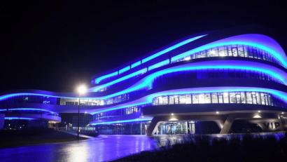 Archivbild: Gabi Schönberger
Weiherhammer leuchtet. Das Life-Cycle-Gebäude der BHS ist neben dem Beckenweiher zumindest nachts so etwas wie zu einem zweiten Wahrzeichen des Ortes geworden. Doch bald gehen dort abrupt die Lichter aus _ allerdings nur in einer Thriller-Serie bei Sat 1.