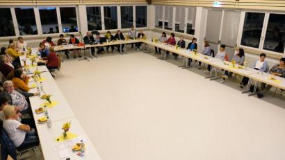 Bild: do
In einem prächtigen Rahmen präsentierte sich die Vollversammlung des Frauenbundes Speinshart im Rund des imposanten und blumengeschmückten großen Saales des Gemeindezentrums.