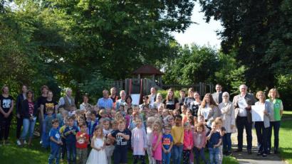 Bild: bnr
Die Verleihung des Prädikats "Naturpark-Kita" war ein großer Festtag für den Kindergarten St. Martin. Viel Unterstützung durch Helfer und Gönner war notwendig, bis Kindergartenleiterin Gabi Schönberger und Bürgermeister Richard Tischler die begehrte Urkunde in Empfang nehmen konnten.