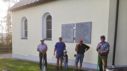 Bild: soj
Die fleißigen Helfer bei der Kalvarienbergkapelle (von links) Richard, Stefan und Fabian Kausler, Rudi Rubenbauer und Hubert Becher von der Kirchenverwaltung.