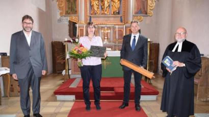 Bild: wku
Dank für 40 Jahre an der Orgel: (von links) Kirchenmusikdirektor Gerd Hennecke, die Jubilarin Monika Meidinger, Erich Pickelmann und Pfarrer Matthias Ahnert.