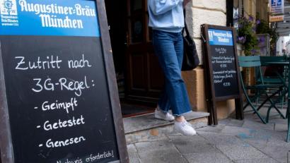 Symbolbild: Sven Hoppe/dpa
Eine Tafel vor einer Gaststätte weist auf den Zutritt nach 3G-Regel hin.