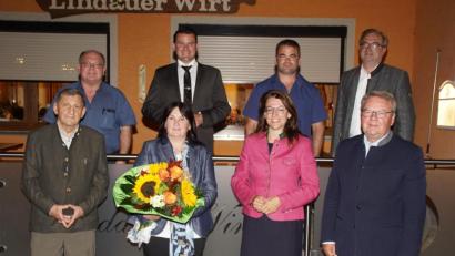 Bild: mmj
Michael Ebnet, Birgit Höcherl (vorne von links), Josef Irlbacher (vorne rechts) und Hans Schieber (hinten links) wurden von Ortsvorsitzenden Michael Pfistermeister (hinten, Zweiter von rechts) geehrt.