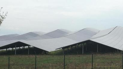 Bild: upl
Das ist nicht das Dach des Olympiastadions in München, sondern die PV-Freiflächenanlage bei Wolfring (Gemeinde Fensterbach), eine der größten im Landkreis Schwandorf.