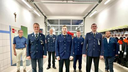 Bild: hwk
Christian Merkl (Vierter von links) ist neuer Zweiter Kommandant der Reuther Feuerwehr. Ihm gratulierten Feuerwehrsachbearbeiter Martin Graser, Vorsitzender Herbert Tretter, Kreisbrandmeister Alois Schindler, stellvertretender Vorsitzender Harald Wachenbrunner, Kommandant Dominik Neuendorf und Bürgermeister Hans Walter (von links).
