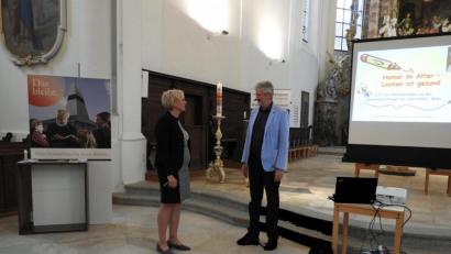 Bild: Winkler
Bettina Hahn (links) vom Evangelischen Bildungswerk Oberpfalz hat die Ausstellung „Was bleibt“ nach Weiden geholt, die der Sozialpädagoge Georg Pilhofer (rechts) mit einem Vortrag eröffnet.