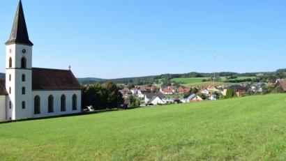 Bild: bnr
Das geplante Baugebiet nördlich der Pfarrkirche ist für Planer und Bauherrn eine Herausforderung.