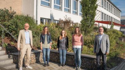 Bild: Tobi Frauendorfer/Realschule im Stiftland/exb
Bürgermeister Bernd Sommer zusammen mit Elisa Hegele, Nicole Bischof, Mona Konnerth und Schulleiter Stephan Drexler (von links).