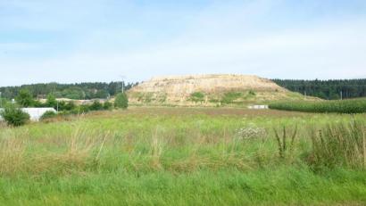 Bild: ohr
Die Firma Zech Umwelt lagert zwischen den großen Photovoltaikanlagen und der Hanns-Bauer-Straße eigenen Abraum und Ton aus der Tongrube ab. Im Gemeinderat wird eine Stellungnahme des Bergamtes vorgetragen.