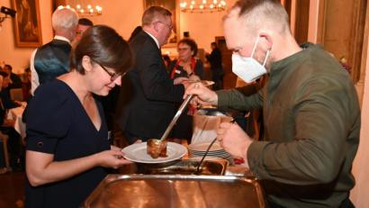 Bild: gf
Nach einem kritischen Blick in den „vegetarischen Kochtopf“ wechselte Delphine Labails, die Oberbürgermeisterin aus Périgueux, dann doch zum deftig-bayrischen Schmorbraten in Dunkelbiersauce.